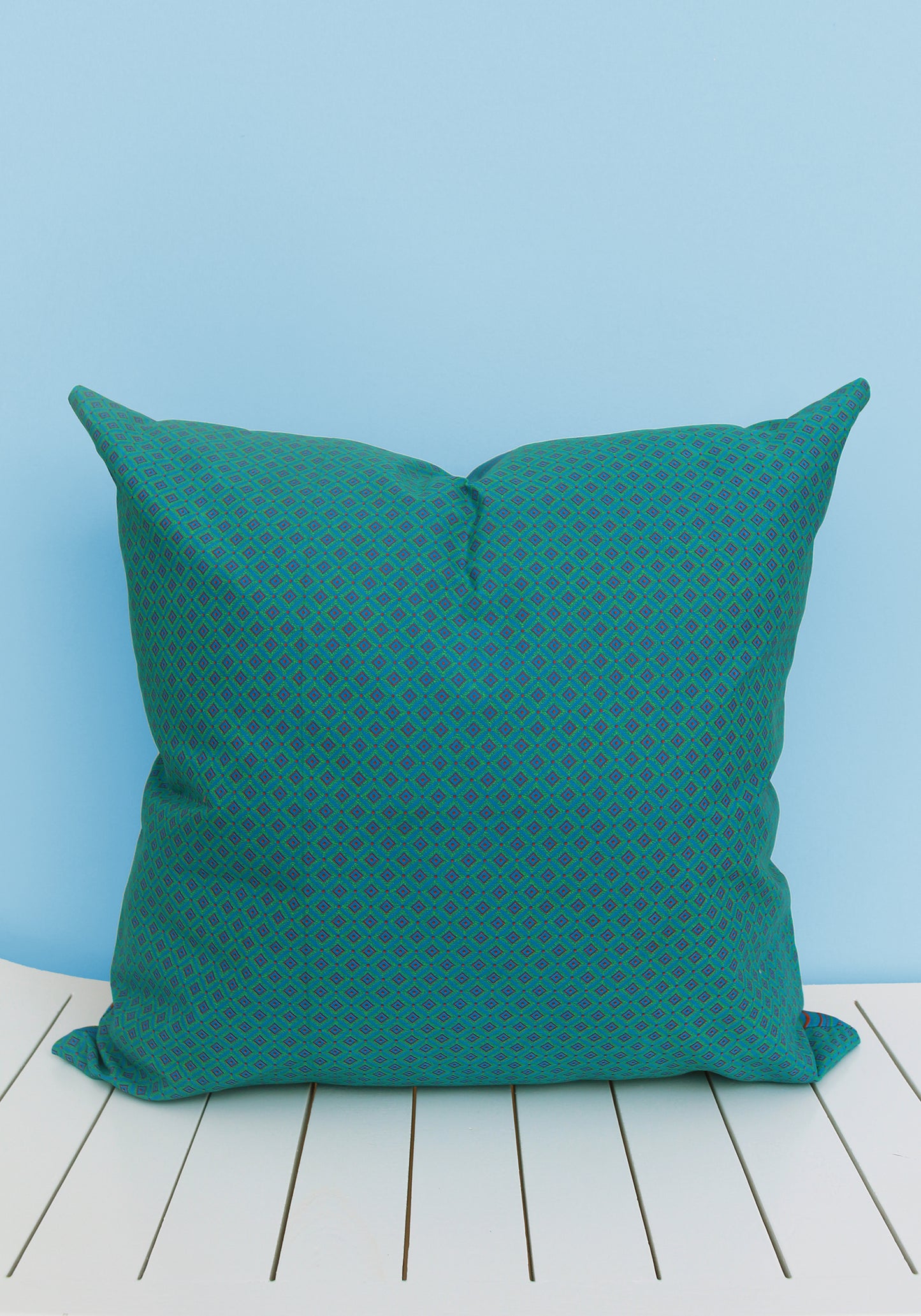 Choose from our mixed set of Shwe-shwe & Java print scatter cushions