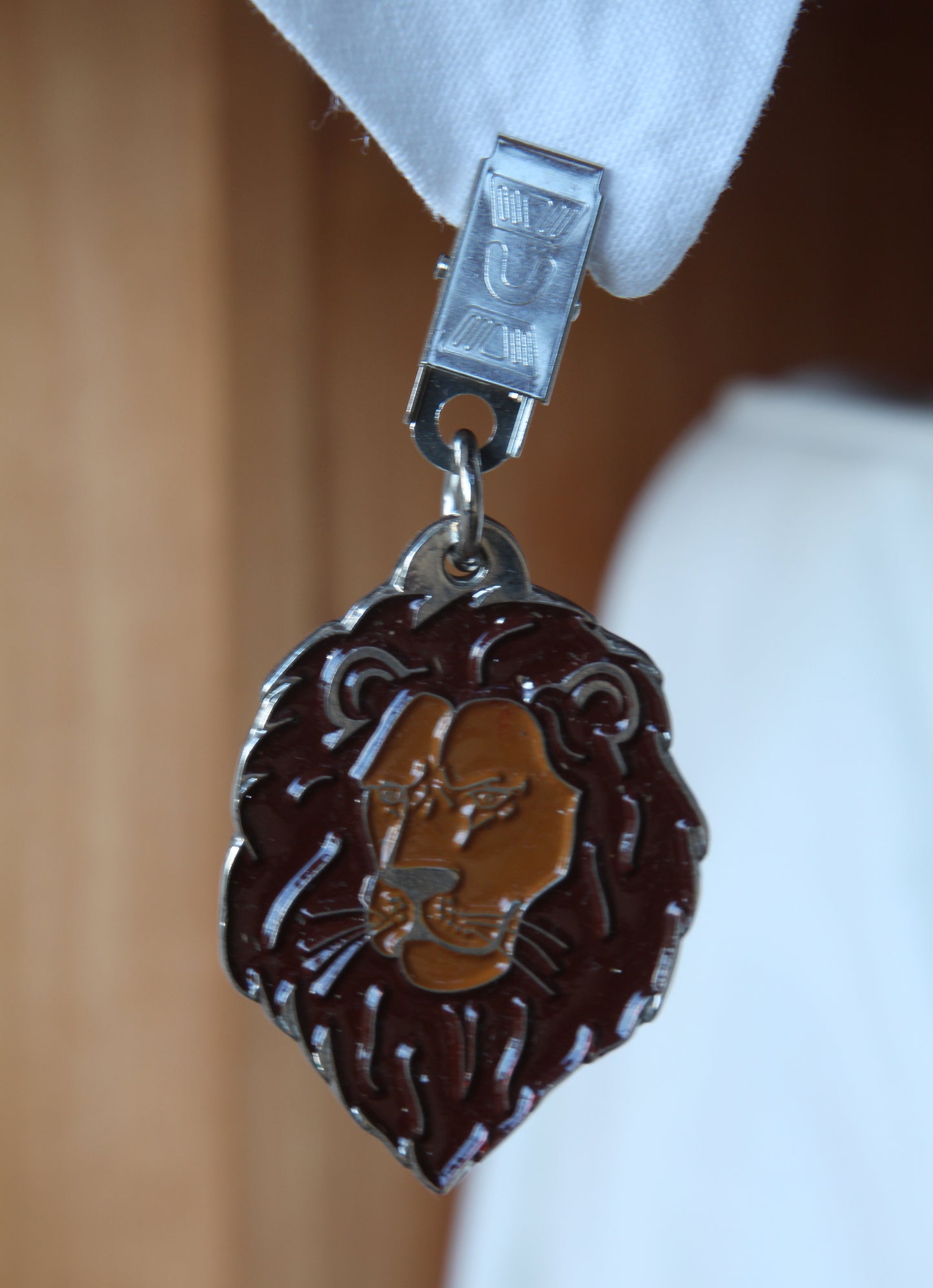 Lion metal tablecloth weights