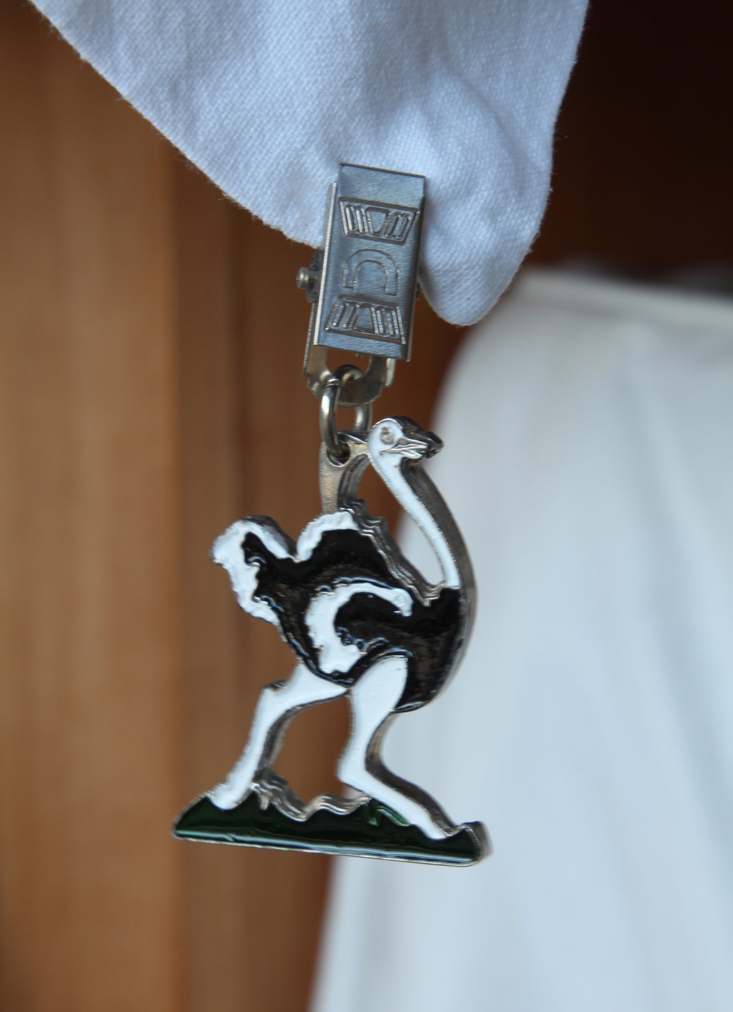 Ostrich metal tablecloth weights