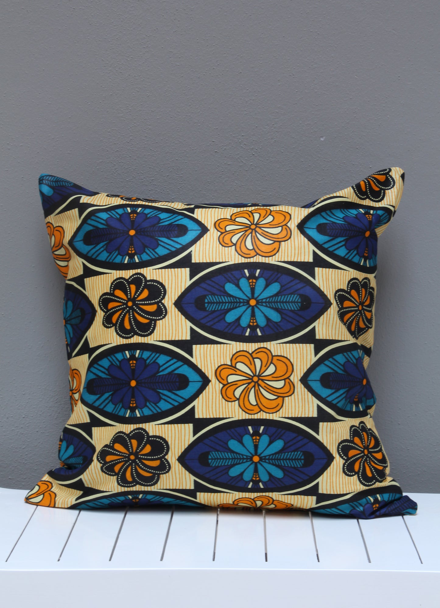 Choose from our mixed set of Shwe-shwe & Java print scatter cushions