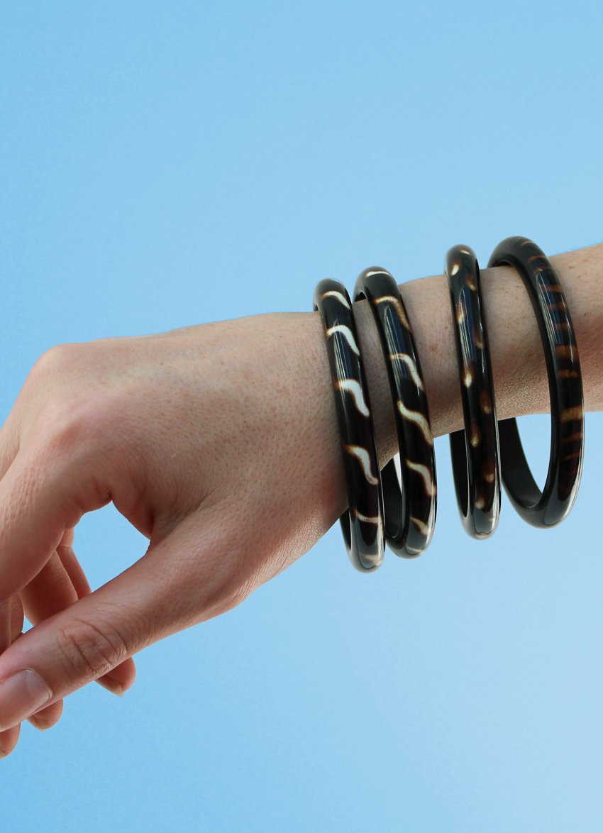 Set of 4 thin horn bangles