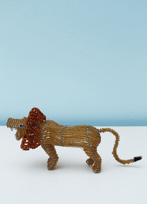 Beaded African lion on the hunt