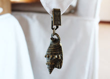 Load image into Gallery viewer, Brass seashell tablecloth weights